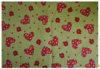 Corações em fundo verde